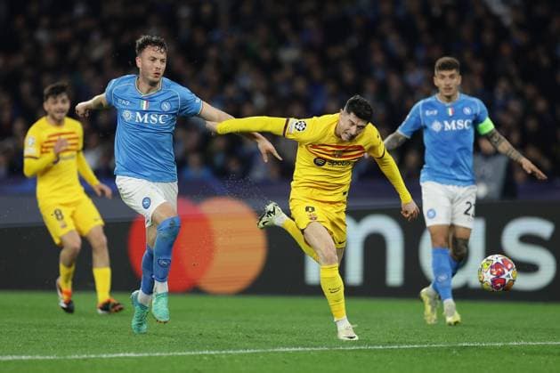 Champions League match SSC Napoli vs Barcellona SSC Napoli s Kossovari defender Amir Rrahmani challenges for the ball with Barcellona s Polish forward Robert Lewandowski during the UEFA Champions League round 16 match between SSC Napoli vs Barcellona at the Diego Armando Maradona Stadium in Naples, southern Italy, on February 21, 2024. ABPH2028 Copyright: xAntonioxBalascox