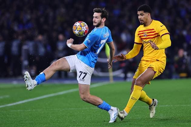 Khvicha Kvaratskhelia of SSC Napoli and Ronald Araujo of FC Barcelona, Barca compete for the ball during the Champions League football match between SSC Napoli and FC Barcelona at Diego Armando Maradona stadium in Naples (Italy), February 21st, 2024. cesarexpurini