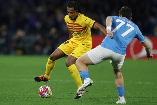 Champions League match SSC Napoli vs Barcellona Barcellona s French defender Jules Kounde challenges for the ball with SSC Napoli™s forward Khvicha Kvaratskhelia during the UEFA Champions League round 16 match between SSC Napoli vs Barcellona at the Diego Armando Maradona Stadium in Naples, southern Italy, on February 21, 2024. ABPH2291 Copyright: xAntonioxBalascox