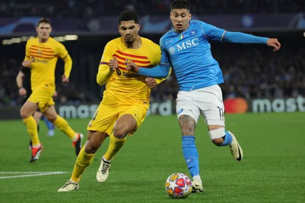 Mathias Olivera (SSC Napoli), Ronald Araujo battle for the ball during the UEFA CHAMPIONS LEAGUE soccer match between NAPOLI and BARCELLONA at Diego Armando Maradona Stadium in Naples, Italy - Wednesday, February 21, 2024. ( Alessandro Garofalo LaPresse )  Copyright: xAlessandroxGarofalo LaPressex