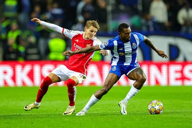 FC Porto v Arsenal Champions League 21 02 2024. Martin Odegaard (8) of Arsenal battles with Otavio (31) of AF Porto during the Champions League match between FC Porto and Arsenal at Estadio do Dragao, Porto, Portugal on 21 February 2024. Editorial use only , Copyright: xNigelxKeenex PSI-19079-0025