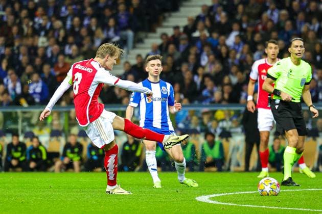 Sport Bilder des Tages FC Porto v Arsenal Champions League 21 02 2024. Martin Odegaard (8) of Arsenal shoots towards the goal during the Champions League match between FC Porto and Arsenal at Estadio do Dragao, Porto, Portugal on 21 February 2024. Editorial use only , Copyright: xNigelxKeenex PSI-19079-0027