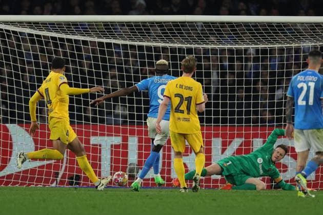Sport Bilder des Tages Victor Osimhen (SSC Napoli) scored his side s first goal for the 1-1 during the UEFA CHAMPIONS LEAGUE soccer match between NAPOLI and BARCELLONA at Diego Armando Maradona Stadium in Naples, Italy - Wednesday, February 21, 2024. ( Alessandro Garofalo LaPresse )  Copyright: xAlessandroxGarofalo LaPressex