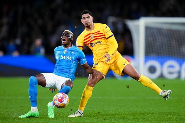 SSC Napoli v FC Barcelona, Barca - UEFA Champions League Ronald Araujo of FC Barcelona and Victor Osimhen of SSC Napoli compete for the ball during the UEFA Champions League Round of 16 first leg match between SSC Napoli v FC Barcelona at Stadio Diego Armando Maradona on February 14, 2024 in Rome, Italy. Naples Stadio Diego Armando Maradona Naples Italy Copyright: xGiuseppexMaffiax UCL_Napoli-Barcelona_GM_210224DSC06544
