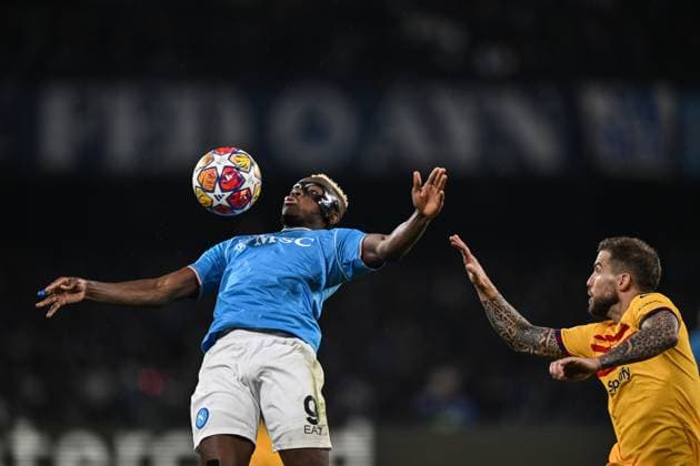 Db Napoli 21 02 2024 - Champions League Napoli-Barcellona foto Daniele Buffa Image nella foto: Victor Osimhen-Inigo Martinez 