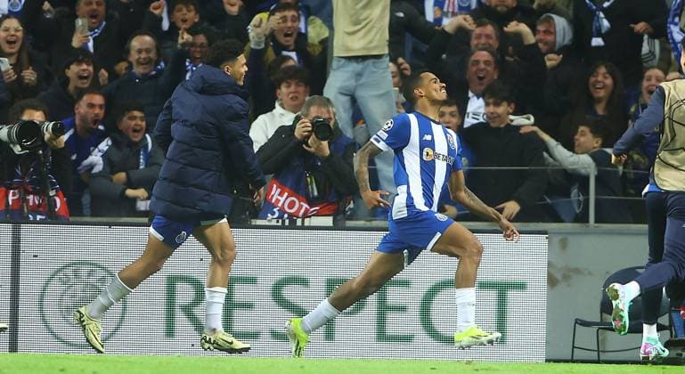 Sport Bilder des Tages Wenderson Galeno of Porto celebrates scoring a goal to make the score 1-0 Porto v Arsenal, UEFA Champions League, Round of 16, First Leg, Football, Estadio do Dragao, Porto, Portugal - 21 Feb 2024 EDITORIAL USE ONLY No use with unauthorised audio, video, data, fixture lists, club league logos or live services. Online in-match use limited to 120 images, no video emulation. No use in betting, games or single club league player publications. Copyright: xKieranxMcManus Shutterstockx 14355127as