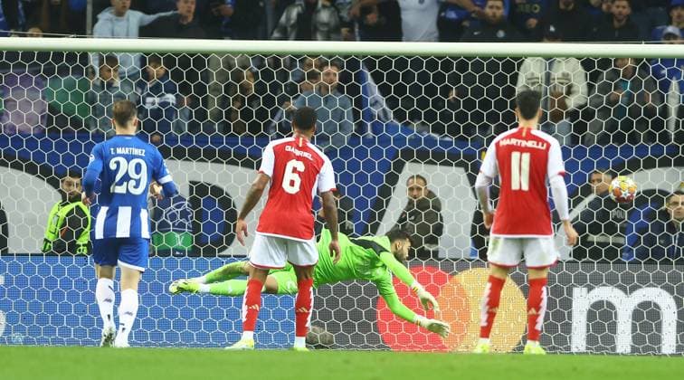 David Raya of Arsenal concedes the winning goal scored by Wenderson Galeno of Porto Porto v Arsenal, UEFA Champions League, Round of 16, First Leg, Football, Estadio do Dragao, Porto, Portugal - 21 Feb 2024 EDITORIAL USE ONLY No use with unauthorised audio, video, data, fixture lists, club league logos or live services. Online in-match use limited to 120 images, no video emulation. No use in betting, games or single club league player publications. Copyright: xKieranxMcManus Shutterstockx 14355127aw