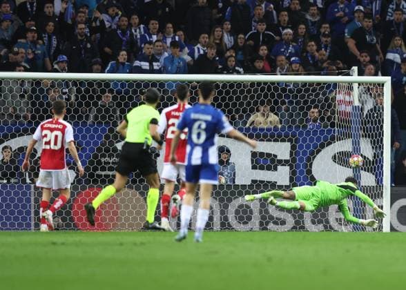 Porto, Portugal, 21st February 2024. David Raya of Arsenal is beaten by a worldy from Galeno of FC Porto during the UEFA Champions League match at the Estadio do Dragao, Porto. Picture credit should read: David Klein Sportimage EDITORIAL USE ONLY. No use with unauthorised audio, video, data, fixture lists, club league logos or live services. Online in-match use limited to 120 images, no video emulation. No use in betting, games or single club league player publications. SPI-2957-0059