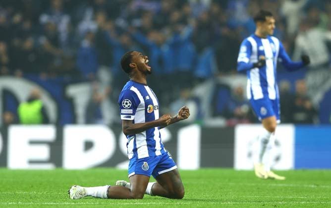 Sport Bilder des Tages Octavio of Porto celebrates at full time Porto v Arsenal, UEFA Champions League, Round of 16, First Leg, Football, Estadio do Dragao, Porto, Portugal - 21 Feb 2024 EDITORIAL USE ONLY No use with unauthorised audio, video, data, fixture lists, club league logos or live services. Online in-match use limited to 120 images, no video emulation. No use in betting, games or single club league player publications. Copyright: xKieranxMcManus Shutterstockx 14355127bc