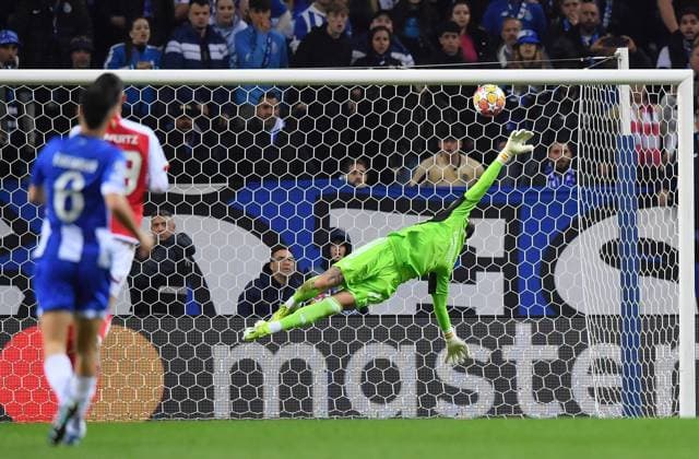 21st February 2024: Dragon Stadium, Porto, Portugal; Champions League football. FC Porto versus Arsenal FC: David Raya of Arsenalis bgeaten by the shot from Rodrigues do Nascimento Galeno of Porto in the 94th minute for 1-0 and the win  ActionPlus12610918 DanielxCastro