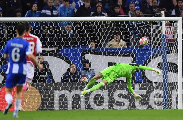 21st February 2024: Dragon Stadium, Porto, Portugal; Champions League football. FC Porto versus Arsenal FC: David Raya of Arsenalis bgeaten by the shot from Rodrigues do Nascimento Galeno of Porto in the 94th minute for 1-0 and the win  ActionPlus12610919 DanielxCastro