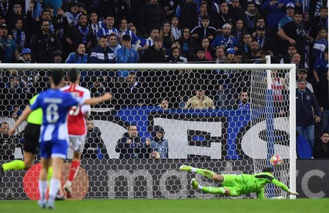 21st February 2024: Dragon Stadium, Porto, Portugal; Champions League football. FC Porto versus Arsenal FC: David Raya of Arsenalis bgeaten by the shot from Rodrigues do Nascimento Galeno of Porto in the 94th minute for 1-0 and the win  ActionPlus12610920 DanielxCastro