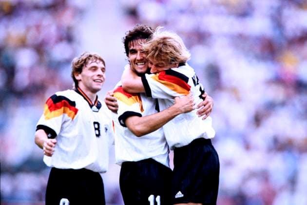 RIEDLE Karlheinz Team Deutschland jubelt nach seinem Tor zum 1 : 0 mit KLINSMANN Juergen UEFA Fussball Europameisterschaften 1992 Schweden Vorrundenspiel Deutschland - Schottland 2 : 0 am 15 .Juni 1992 in Norrkoeping *** RIEDLE Karlheinz Team Germany cheers after his goal for 1 0 with KLINSMANN Juergen UEFA European Football Championship 1992 Sweden Preliminary Round Match Germany Scotland 2 0 on June 15, 1992 in Norrkoeping Copyright: xLacixPerenyix
