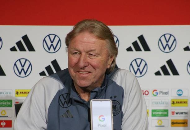 Sport Themen der Woche KW08 Sport Bilder des Tages 22.02.2024, xgrfx, Fussball UEFA Women s Nations League, Frankreich - Deutschland Pressekonferenz und Abschlusstraining emspor, v.l. Horst Hrubesch (DFL DFB REGULATIONS PROHIBIT ANY USE OF PHOTOGRAPHS as IMAGE SEQUENCES and or QUASI-VIDEO) Lyon *** 22 02 2024, xgrfx, Football UEFA Women s Nations League, France Germany press conference and final training emspor, v l Horst Hrubesch DFL DFB REGULATIONS PROHIBIT ANY USE OF PHOTOGRAPHS as IMAGE SEQUENCES and or QUASI VIDEO Lyon
