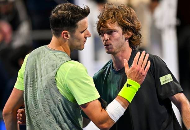 ATP, Tennis Herren Qatar Exxonmobil Open Tennis Tournament 2024 Jakub Mensik (L) of the Czech Republic is shaking hands with Andrey Rublev after winning the quarterfinal singles match at the ATP Qatar ExxonMobil Open tennis tournament at the Khalifa International Tennis Complex in Doha, Qatar, on February 22, 2024. DOHA Qatar  Copyright: xNoushadxThekkayilx originalFilename:varittyakkal-atpqatar240222_np378.jpg