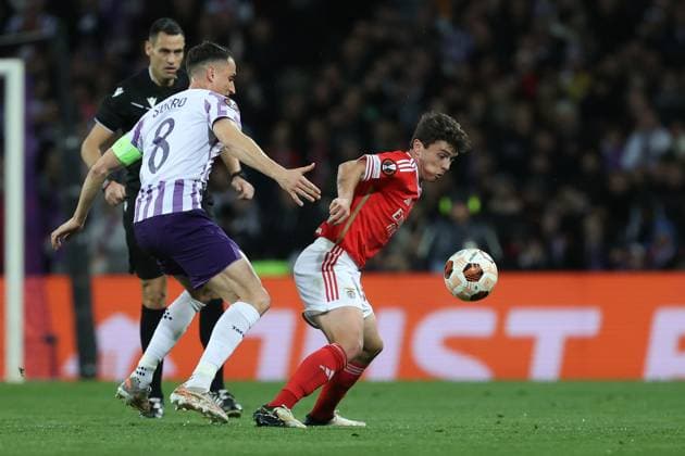 Toulouse Stadium de Toulouse, 22 02 2024 UEFA Europa League Play off Toulouse FC S L Benfica v l , Vincent Sierro Toulouse FC , Joao Neves S L Benfica , duel, action, action, battles for the ball Copyright: JoaquimxFerreira