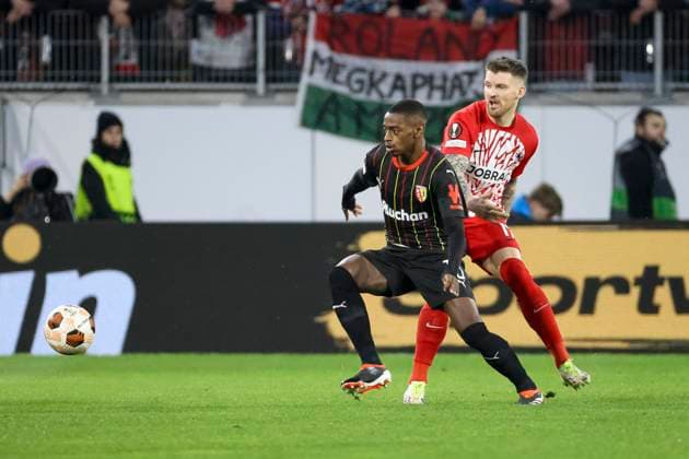 David Pereira da Costa RC Lens, 10 and Lukas Kuebler SC Freiburg, 17 in running duel , Soccer, UEFA Europa League, Play off 2 match, 2023 2024, SC Freiburg vs RC Lens, 22 02 2024, Europa Park Stadion , Freiburg im Breisgau, Germany Freiburg im Breisgau Europa Park Stadion Baden Wuerttemberg Germany Copyright: xGrantxHubbsx
