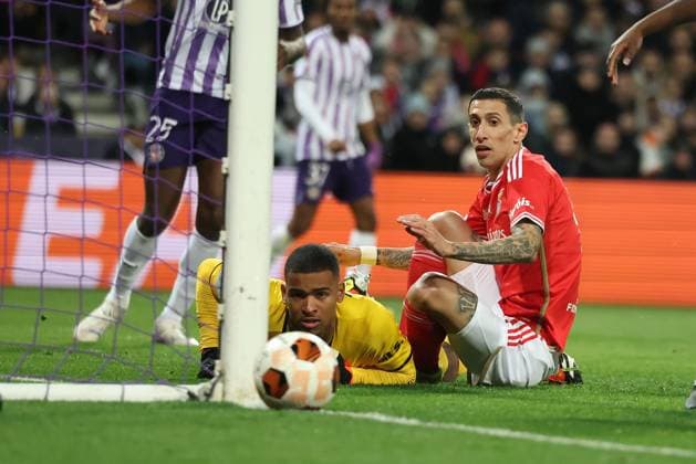 Toulouse Stadium de Toulouse, 22 02 2024 UEFA Europa League Play off Toulouse FC S L Benfica v l , goalkeeper Guillaume Restes Toulouse FC , goal chance Angel di Maria S L Benfica Copyright: JoaquimxFerreira