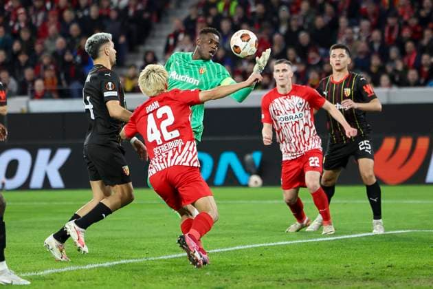 Brice Samba RC Lens, 30 has the ball in front of Ritsu Doan SC Freiburg, 42 , Football, UEFA Europa League, Play off 2 match, 2023 2024, SC Freiburg vs RC Lens, 22 02 2024, Europa Park Stadion , Freiburg im Breisgau, Germany Freiburg im Breisgau Europa Park Stadion Baden Wuerttemberg Germany Copyright: xGrantxHubbsx