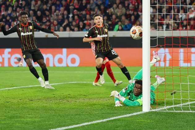Header by Manuel Gulde SC Freiburg, 05 hits Alu against Brice Samba RC Lens, 30 , Football, UEFA Europa League, Play off 2 match, 2023 2024, SC Freiburg vs RC Lens, 22 02 2024, Europa Park Stadion , Freiburg im Breisgau, Germany Freiburg im Breisgau Europa Park Stadion Baden Wuerttemberg Germany Copyright: xGrantxHubbsx