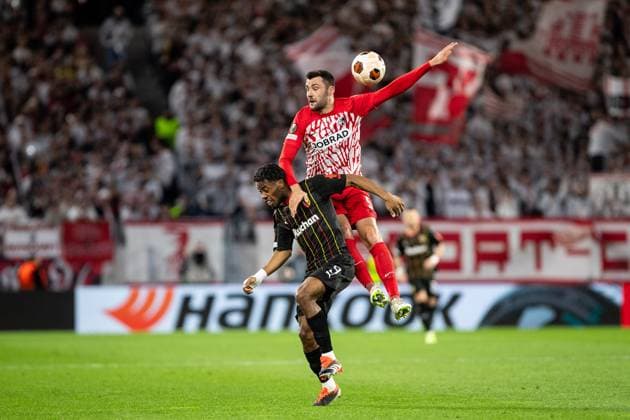 UEFA Europa League SC Freiburg RC Lens 22 02 20224 Eyle Wahi RC Lens, 9 in duel with Manuel Gulde SC Freiburg, 5 UEFA Europa League SC Freiburg RC Lens Europa Park Stadium, Freiburg 22 02 20224 Copyright: xBEAUTIFULxSPORTS Buriakovx