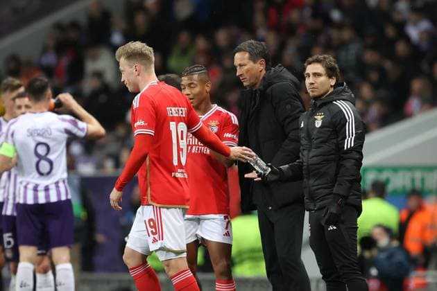 Toulouse Stadium de Toulouse, 22 02 2024 UEFA Europa League Play off Toulouse FC S L Benfica v l , David Neres S L Benfica , Coach Head Coach Roger Schmidt S L Benfica gives instructions, gesticulates, gesticulates with arms gives instructions, gesticulate Copyright: JoaquimxFerreira