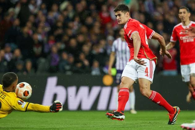 Toulouse Stadium de Toulouse, 22 02 2024 UEFA Europa League Play off Toulouse FC S L Benfica v l , goalkeeper Guillaume Restes Toulouse FC , Antonio Silva S L Benfica Goal chance Copyright: JoaquimxFerreira