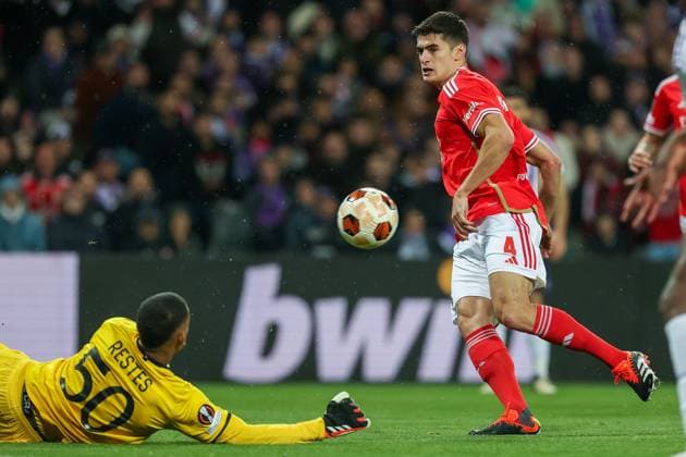 Toulouse Stadium de Toulouse, 22 02 2024 UEFA Europa League Play off Toulouse FC S L Benfica v l , goalkeeper Guillaume Restes Toulouse FC , Antonio Silva S L Benfica Goal chance Copyright: JoaquimxFerreira