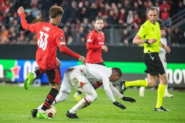 Desire Doue (Stade Rennais) IsmaÃ«l Bennacer (AC Milan) FOOTBALL : Stade Rennais x AC Milan - Ligue Europa - Barrage retour - 22 02 2024 BaptisteAutissier Panoramic 