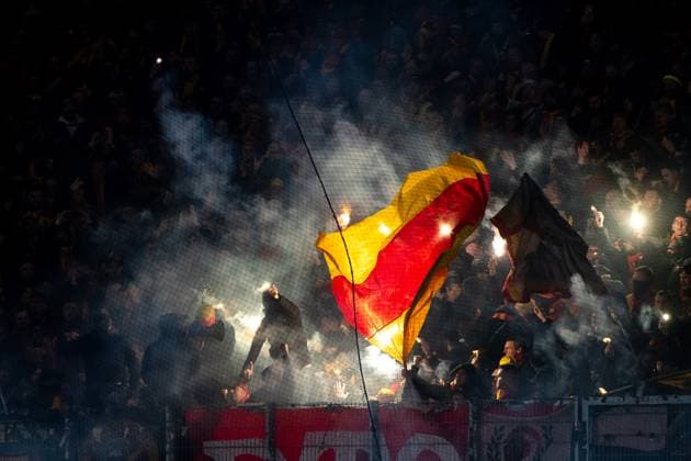 Fans Ultras of RC Lens send pyrotechnic Bengalos, GER, SC Freiburg vs RC Lens, Football UEFA Europa League, Playoff Intermediate Round Second Leg, Season 2023 2024, 22 02 2024 GER, SC Freiburg vs RC Lens, Football UEFA Europa League, Playoff Intermediate Round Second Leg, Season 2023 2024, 22 02 2024 Freiburg Copyright: xEibner-Pressefoto Memmlerx EP_MMR