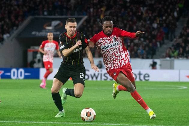 Jordy Makengo SC Freiburg, 33 in duel with Przemyslaw Frankowski RC Lens, 29 , GER, SC Freiburg vs RC Lens, Football UEFA Europa League, Playoff Intermediate Round second leg, 2023 2024 season, 22 02 2024 GER, SC Freiburg vs RC Lens, Football UEFA Europa League, Playoff Intermediate Round second leg, 2023 2024 season, 22 02 2024 Freiburg Copyright: xEibner-Pressefoto Memmlerx EP_MMR