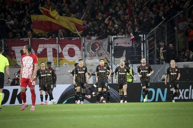 Joie des joueurs de l equipe RC Lens apres le but de PEREIRA DA COSTA DAVID 10 FOOTBALL : UEFA Europa League. SC Freibourg - RC Lens -22 02 2024 ElyxandroCegarra Panoramic 