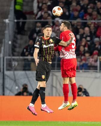 UEFA Europa League SC Freiburg RC Lens 22 02 20224 Florian Sotoca RC Lens, 7 in duel with Manuel Gulde SC Freiburg, 5 UEFA Europa League SC Freiburg RC Lens Europa Park Stadium, Freiburg 22 02 20224 Copyright: xBEAUTIFULxSPORTS Buriakovx