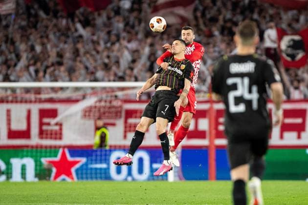 UEFA Europa League SC Freiburg RC Lens 22 02 20224 Florian Sotoca RC Lens, 7 in duel with Manuel Gulde SC Freiburg, 5 UEFA Europa League SC Freiburg RC Lens Europa Park Stadium, Freiburg 22 02 20224 Copyright: xBEAUTIFULxSPORTS Buriakovx