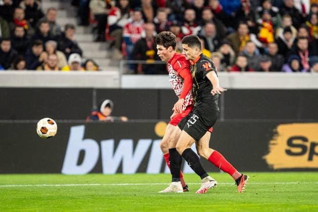 UEFA Europa League SC Freiburg RC Lens 22 02 20224 Abdukodir Khusanov RC Lens, 25 in duel with Merlin Röhl SC Freiburg, 34 UEFA Europa League SC Freiburg RC Lens Europa Park Stadium, Freiburg 22 02 20224 Copyright: xBEAUTIFULxSPORTS Buriakovx