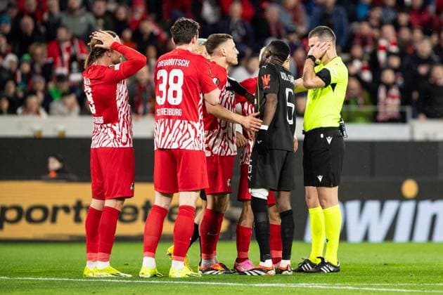 UEFA Europa League SC Freiburg RC Lens 22 02 20224 SC Freiburg players discuss with the referee after the possible penalty, Obrenovic, Rade Referee UEFA Europa League SC Freiburg RC Lens Europa Park Stadium, Freiburg 22 02 20224 Copyright: xBEAUTIFULxSPORTS Buriakovx
