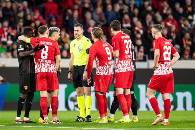 UEFA Europa League SC Freiburg RC Lens 22 02 20224 SC Freiburg players discuss with the referee after the possible penalty, Obrenovic, Rade Referee UEFA Europa League SC Freiburg RC Lens Europa Park Stadium, Freiburg 22 02 20224 Copyright: xBEAUTIFULxSPORTS Buriakovx