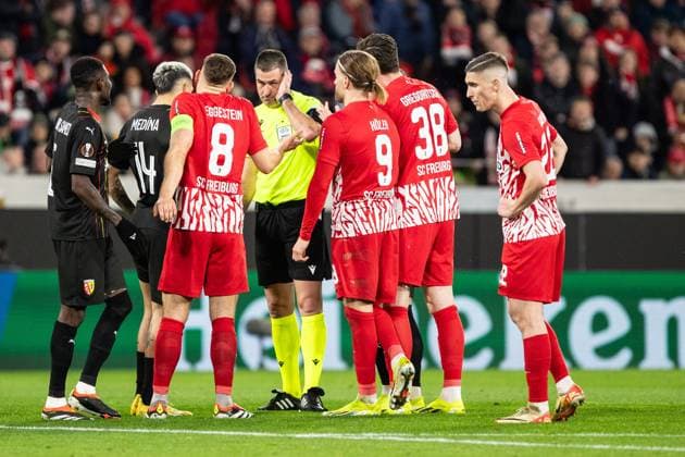 UEFA Europa League SC Freiburg RC Lens 22 02 20224 SC Freiburg players discuss with the referee after the possible penalty, Obrenovic, Rade Referee UEFA Europa League SC Freiburg RC Lens Europa Park Stadium, Freiburg 22 02 20224 Copyright: xBEAUTIFULxSPORTS Buriakovx