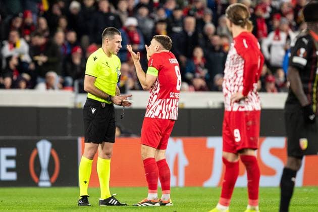UEFA Europa League SC Freiburg RC Lens 22 02 20224 Yellow card for Lukas Kübler SC Freiburg, 17 , Maximilian Eggestein SC Freiburg, 8 discussed with referee, Obrenovic, Rade Referee UEFA Europa League SC Freiburg RC Lens Europa Park Stadion, Freiburg 22 02 20224 Copyright: xBEAUTIFULxSPORTS Buriakovx