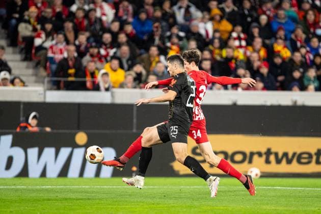 UEFA Europa League SC Freiburg RC Lens 22 02 20224 Abdukodir Khusanov RC Lens, 25 in duel with Merlin Röhl SC Freiburg, 34 UEFA Europa League SC Freiburg RC Lens Europa Park Stadium, Freiburg 22 02 20224 Copyright: xBEAUTIFULxSPORTS Buriakovx