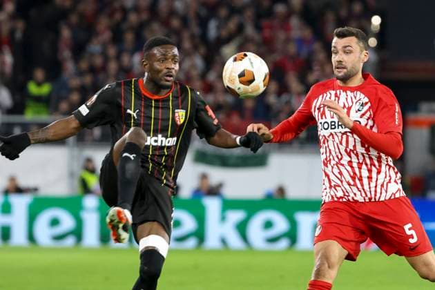 Salis Abdul Samed RC Lens, 06 and Manuel Gulde SC Freiburg, 05 in duel , Soccer, UEFA Europa League, Play off 2 match, 2023 2024, SC Freiburg vs RC Lens, 22 02 2024, Europa Park Stadion , Freiburg im Breisgau, Germany Freiburg im Breisgau Europa Park Stadion Baden Wuerttemberg Germany Copyright: xGrantxHubbsx