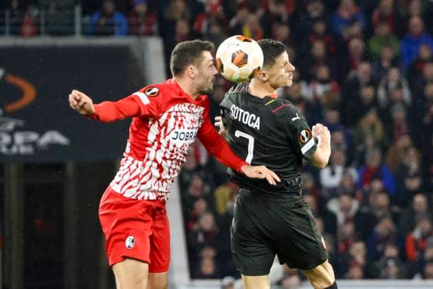 Manuel Gulde SC Freiburg, 05 and Florian Sotoca RC Lens, 07 in header duel , Soccer, UEFA Europa League, Play off 2 match, 2023 2024, SC Freiburg vs RC Lens, 22 02 2024, Europa Park Stadion , Freiburg im Breisgau, Germany Freiburg im Breisgau Europa Park Stadion Baden Wuerttemberg Germany Copyright: xGrantxHubbsx