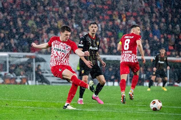 Matthias Ginter SC Freiburg, 28 on the ball, GER, SC Freiburg vs RC Lens, Football UEFA Europa League, Playoff Intermediate Round second leg, 2023 2024 season, 22 02 2024 GER, SC Freiburg vs RC Lens, Football UEFA Europa League, Playoff Intermediate Round second leg, 2023 2024 season, 22 02 2024 Freiburg Copyright: xEibner-Pressefoto Memmlerx EP_MMR