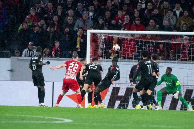 Roland Sallai SC Freiburg, 22 scores the goal to equalize 2 2, GER, SC Freiburg vs RC Lens, Football UEFA Europa League, Playoff Intermediate Round second leg, 2023 2024 season, 22 02 2024 GER, SC Freiburg vs RC Lens, Football UEFA Europa League, Playoff Intermediate Round second leg, 2023 2024 season, 22 02 2024 Freiburg Copyright: xEibner-Pressefoto Memmlerx EP_MMR