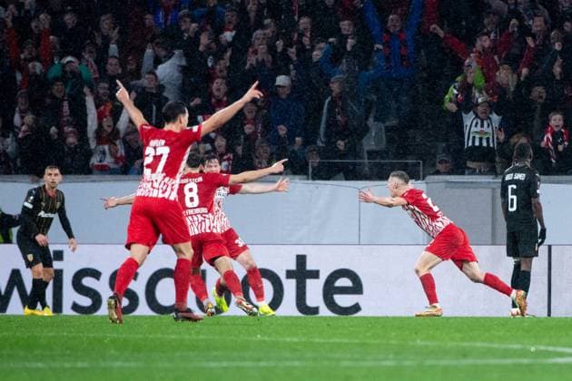 Roland Sallai SC Freiburg, 22 , Nicolas Hoefler SC Freiburg, 27 , Maximilan Eggestein SC Freiburg, 08 celebrate the goal for 2 2, GER, SC Freiburg vs RC Lens, Football UEFA Europa League, Playoff Intermediate Round Second Leg, 2023 2024 season, 22 02 2024 GER, SC Freiburg vs RC Lens, Football UEFA Europa League, Playoff Intermediate Round Second Leg, 2023 2024 season, 22 02 2024 Freiburg Copyright: xEibner-Pressefoto Memmlerx EP_MMR