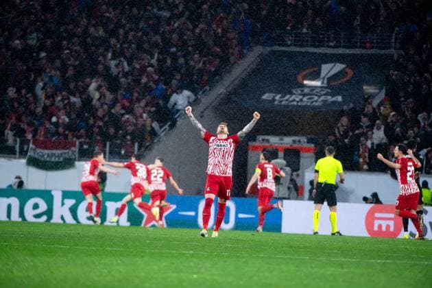 Lukas Kuebler SC Freiburg, 17 and team celebrate the goal for 2 2, GER, SC Freiburg vs RC Lens, Football UEFA Europa League, Playoff Intermediate Round second leg, 2023 2024 season, 22 02 2024 GER, SC Freiburg vs RC Lens, Football UEFA Europa League, Playoff Intermediate Round second leg, 2023 2024 season, 22 02 2024 Freiburg Copyright: xEibner-Pressefoto Memmlerx EP_MMR