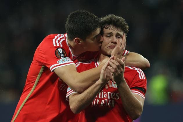 Toulouse Stadium de Toulouse, 22 02 2024 UEFA Europa League Play off Toulouse FC S L Benfica v l , Antonio Silva S L Benfica , Joao Neves S L Benfica , cries, thanks the fans, thanks team after the match, after the match thanks the fans, applauds the fans Copyright: JoaquimxFerreira