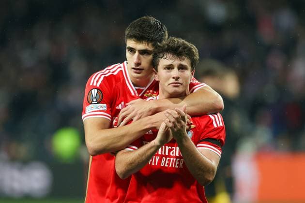 Toulouse Stadium de Toulouse, 22 02 2024 UEFA Europa League Play off Toulouse FC S L Benfica v l , Antonio Silva S L Benfica , Joao Neves S L Benfica , cries, thanks the fans, thanks team after the match, after the match thanks the fans, applauds the fans Copyright: JoaquimxFerreira