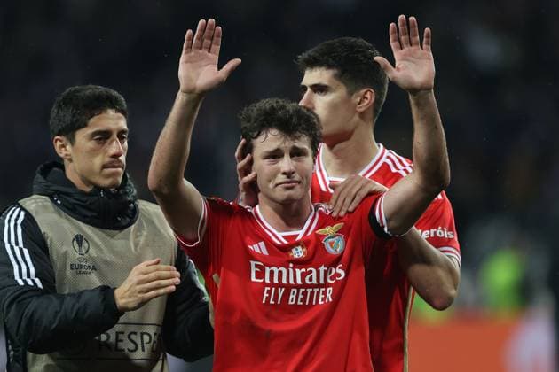 Toulouse Stadium de Toulouse, 22 02 2024 UEFA Europa League Play off Toulouse FC S L Benfica v l , Tiago Gouveia, Joao Neves S L Benfica cries, Antonio Silva S L Benfica , thanks the fans, thanks team after the match, after the match thanks the fans, applauds the fans Copyright: JoaquimxFerreira