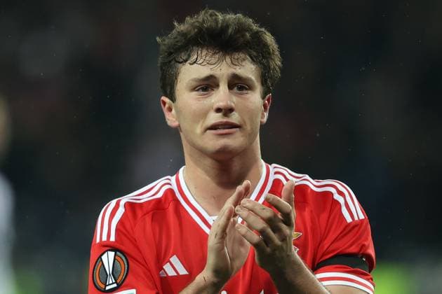 Toulouse Stadium de Toulouse, 22 02 2024 UEFA Europa League Play off Toulouse FC S L Benfica v l , Joao Neves S L Benfica , cries, thanks the fans, thanks team after the match, after the match thanks the fans, applauds the fans Copyright: JoaquimxFerreira